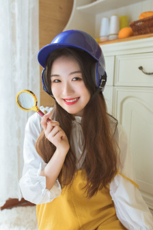 娘子依偎屏风后